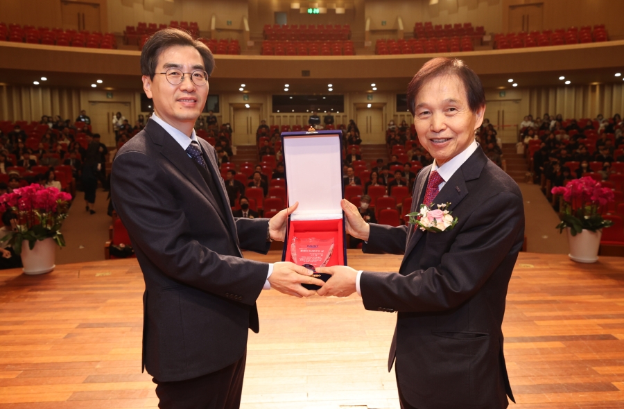 올해의 KAIST인 상을 받은 명현 교수(왼쪽)과 이광형 총장