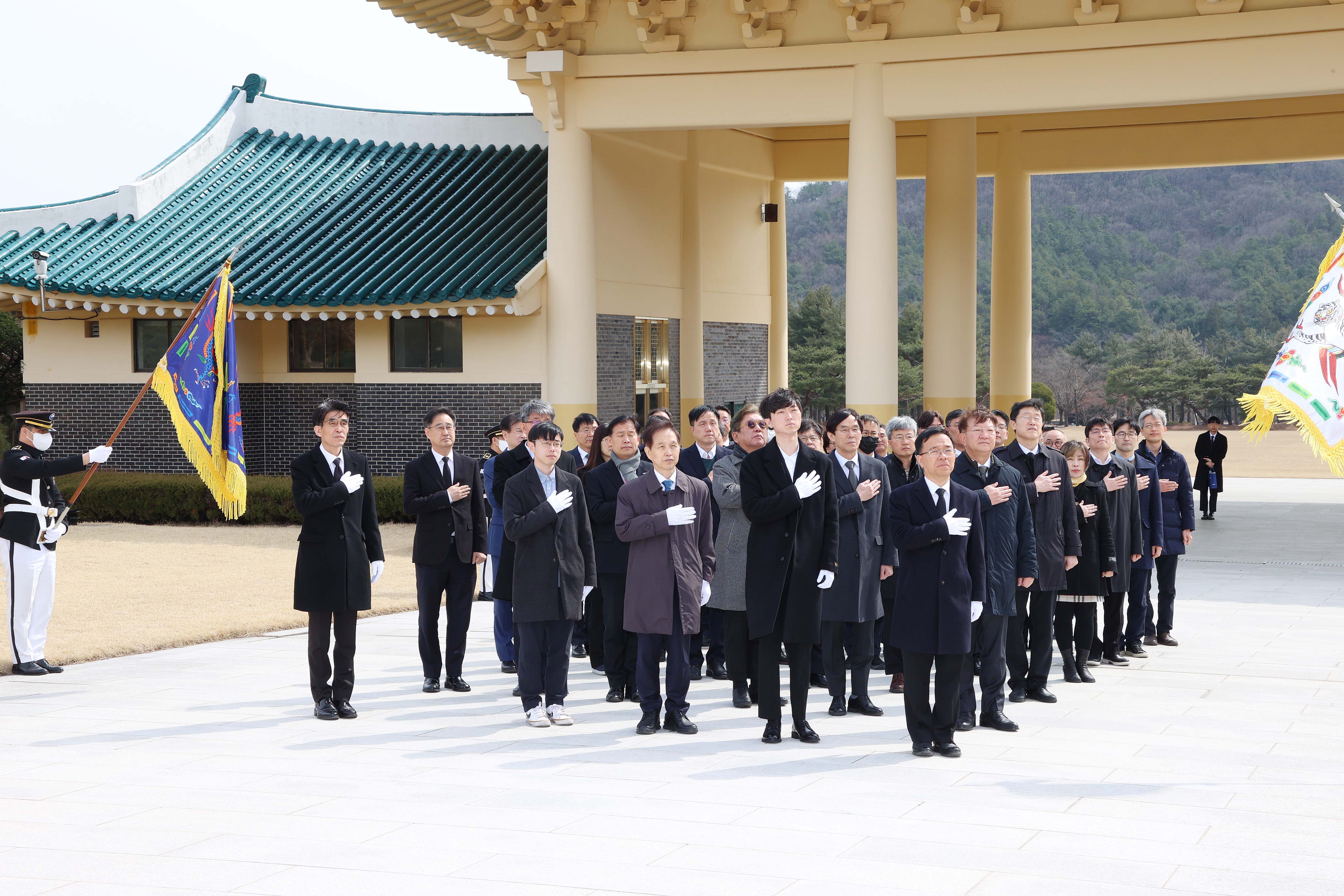 이광형 총장과 주요 보직자, 학생 대표 약 40여명이 국립대전현충원을 찾아 참배하는 모습