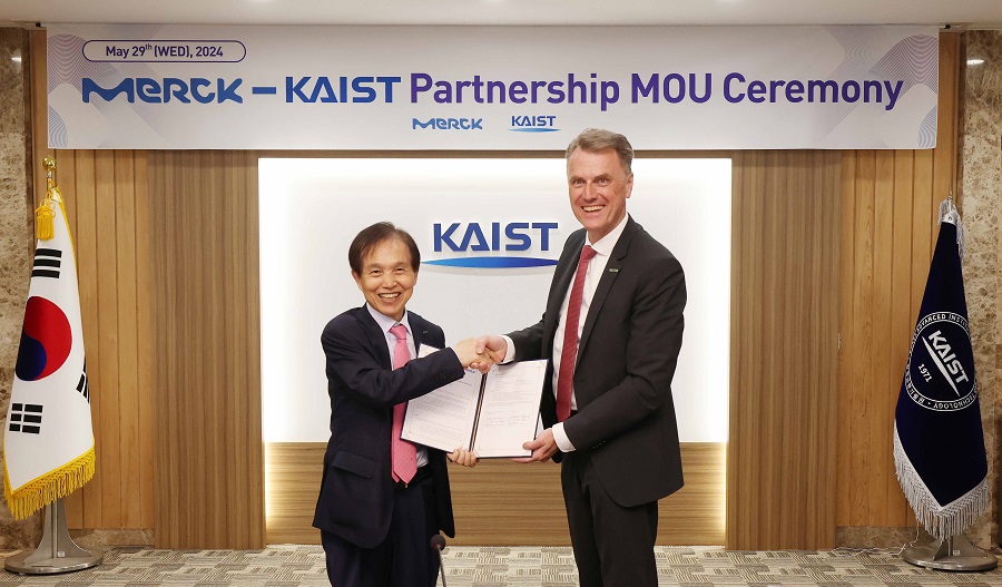 (From left) KAIST President Kwang-Hyung Lee and Merck CEO Matthias Heinzel