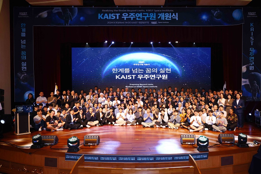 Group Commemorative Photo during Space Research Institute Opening Ceremony