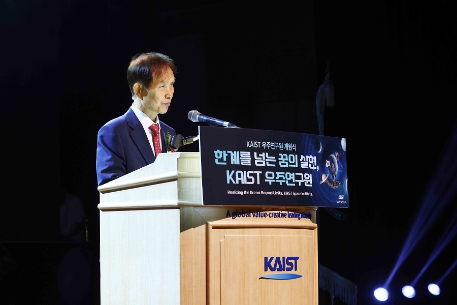 President Kwang-Hyung Lee giving a welcoming speech