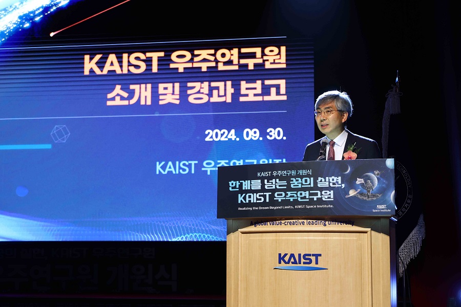 Director Jae-heung Han introducing the organization at Space Research Institute Opening Ceremony