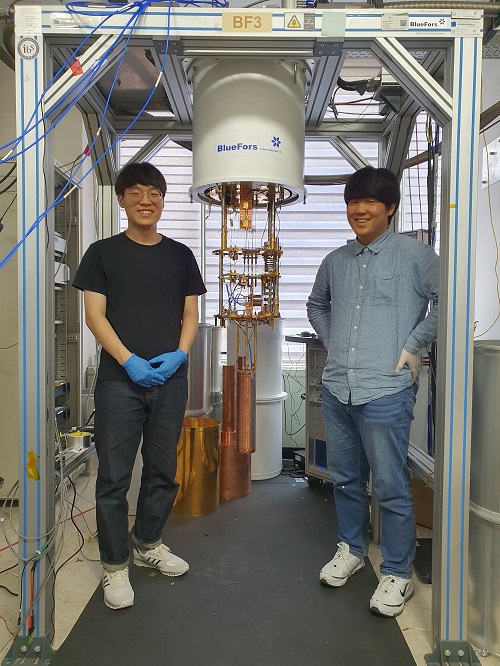 (왼쪽부터) 물리학과 배성재 학생, IBS 정준우 박사
