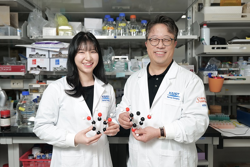 (왼쪽부터) 화학과 김은우 박사과정, 이해신 교수