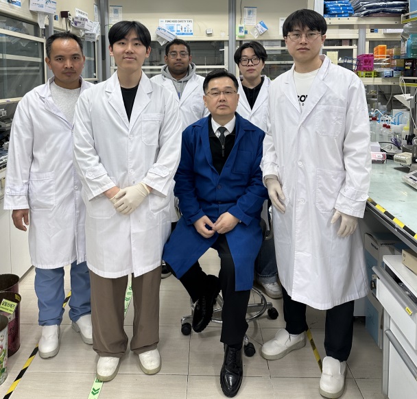(왼쪽부터) Ram Babu Ghising 박사, 김동원 박사과정, Ammad Muhammad 석사과정, 강정구 교수, 이제덕 석사과정, 최종휘 박사