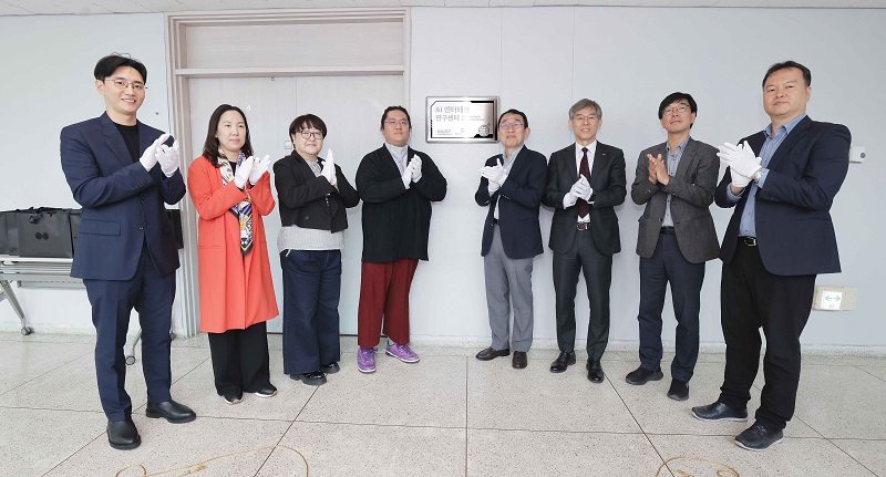 (KAIST)이균민 교학부총장, 김정 기계공학과장, 이승섭 기계공학과 교수, 윤용진 기계공학과 교수 및 관계자. (갤럭시코퍼레이션) 최용호 대표, 김현정 이사 및 관계자