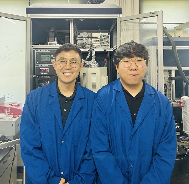 생명화학공학과 최민기 교수님(왼쪽), 생명화학공학과 이수성 박사과정(오른쪽)