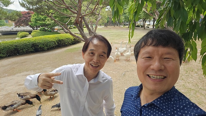 오리 가족을 방사한 6월 9일, 초대 ‘거위아빠’ 이광형 KAIST 총장(왼쪽)과 2대 ‘거위아빠’ 허원도 교수(오른쪽)이 함께 이들의 독립을 지켜봤다.