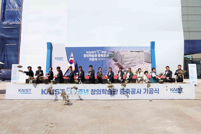 내외부 인사들이 기공식에서 첫 삽을 뜨고 있다.