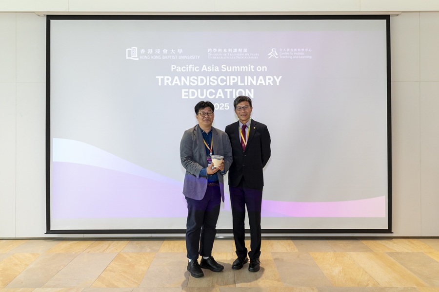 (왼쪽부터) 정재승 융합인재학부장, Dr. Albert Chau(Vice-President (Teaching and Learning), Hong Kong Baptist University, Hong Kong)