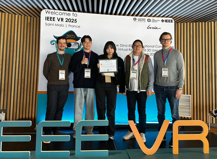  (오른쪽부터) 대회관계자, 김강수 교수, 강서영 박사과정생, 김두영 박사, 대회 관계자