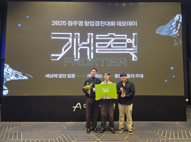 (왼쪽부터) KAIST 서재영 학생, POSTECH 김상윤 학생(팀장), POSTECH 송동기 학생