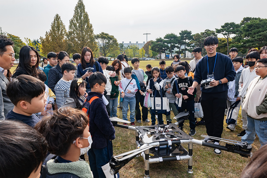 2025 OPEN KAIST(산업및시스템공학과 문일철 교수 연구실에 진행한군집체계와 AI 드론프로그램의 시연 장면)
