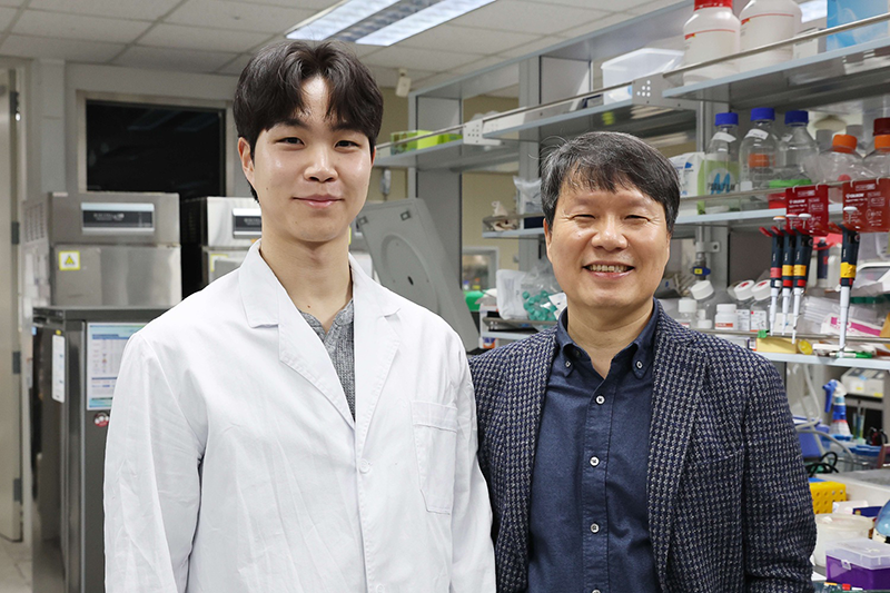 (왼쪽부터) 제 1저자 KAIST 오현식 박사과정, KAIST 허원도 교수