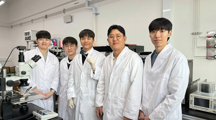 (왼쪽부터) 김창환 석박사통합과정, 김승환 박사과정, 허남욱 석박사통합과정, 서준기 교수, 조영석 박사과정