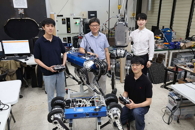 (왼쪽부터) KAIST 박재현 박사과정생, 박해원 교수, 고려대 홍승우 교수(흰색 옷), 강준길 연구원(연구당시 국방과학연구소)