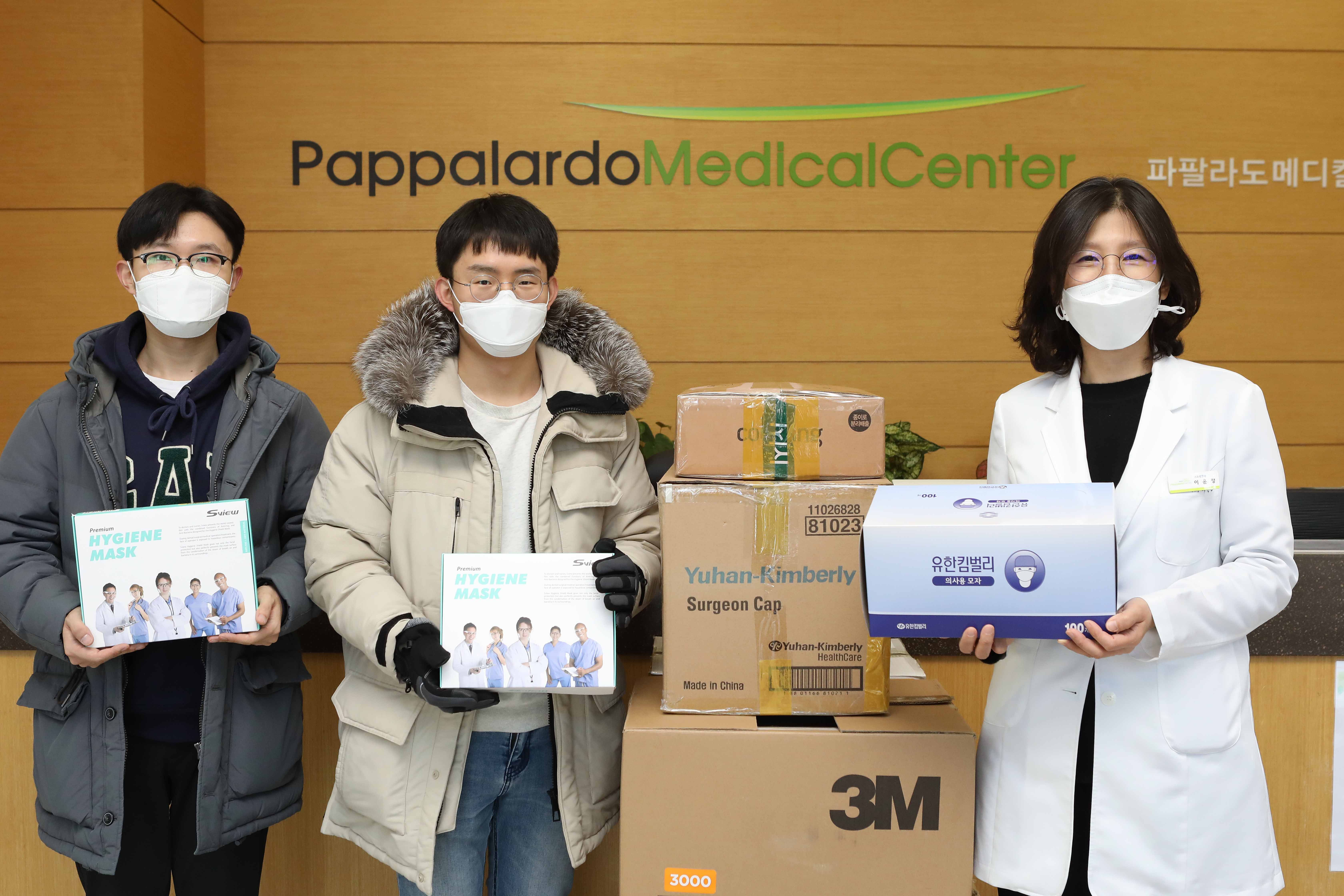 Yi Che, PhD Candidate in the School of Electrical Engineering (left), Master’s Student Guoyuan An (center), and Executive Director Yun-Jung Lee (right)