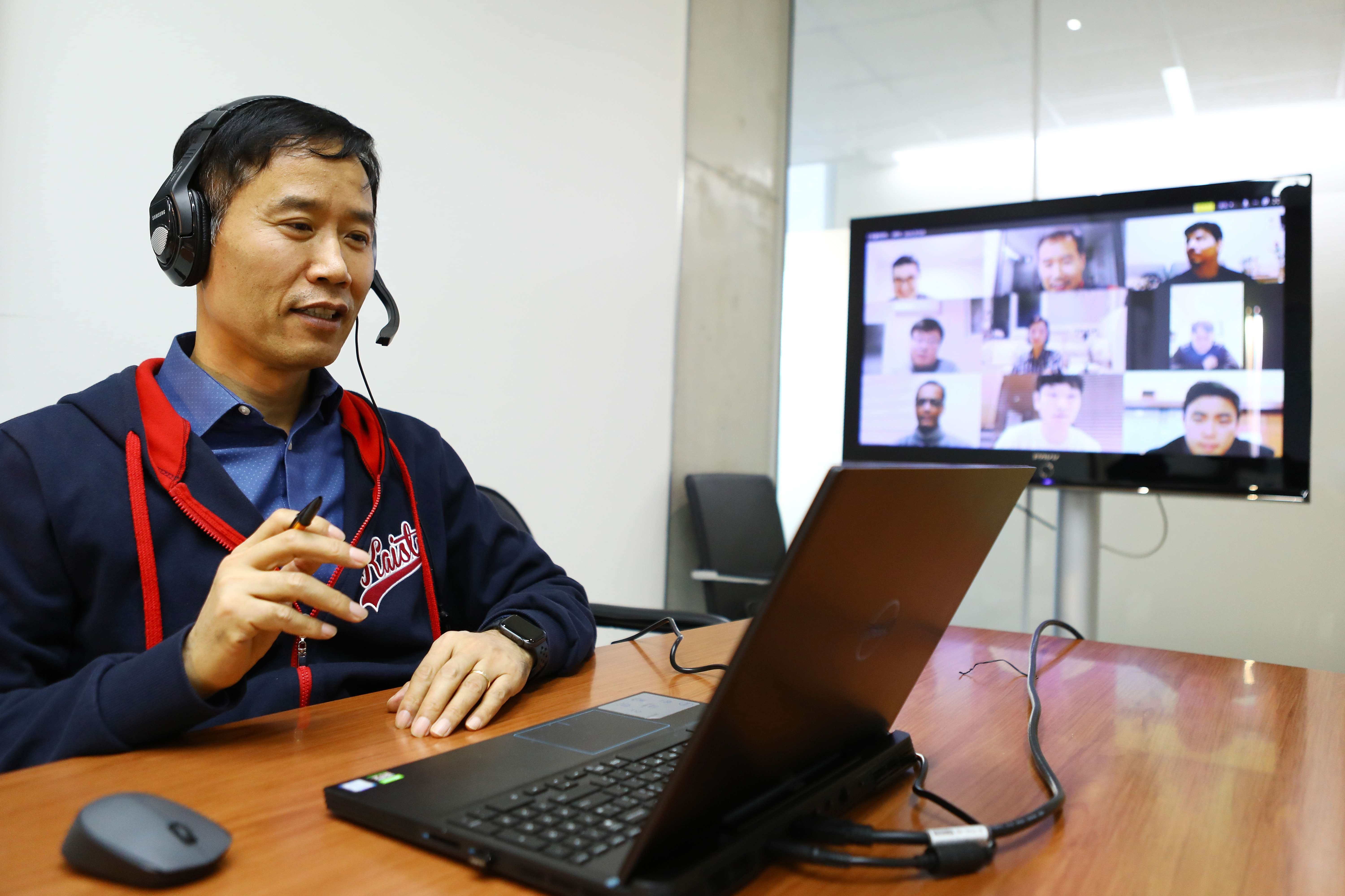 Professor Youngsun Kwon delivering a real-time two-way lesson online.