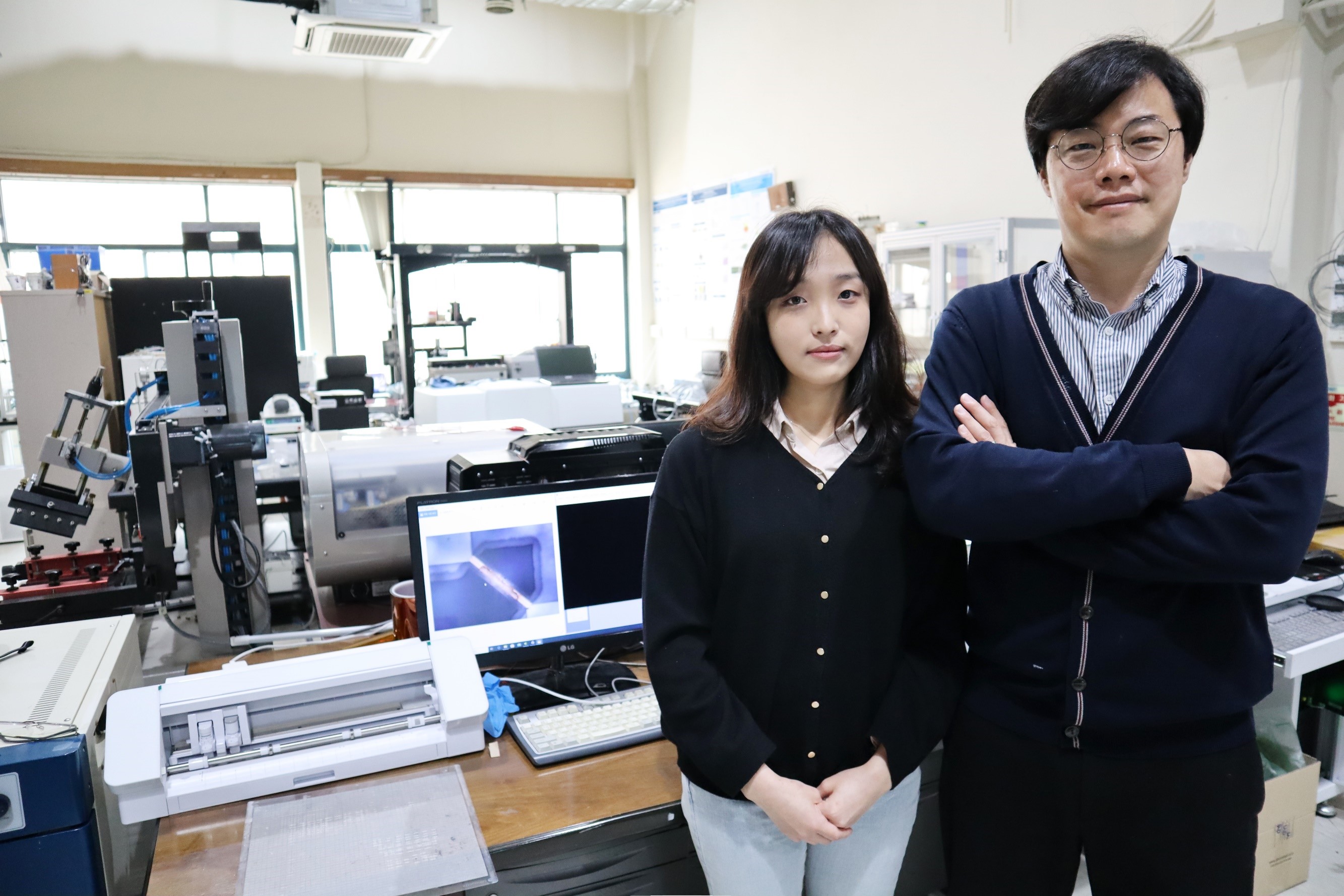 (왼쪽부터) 구지민 박사과정, 박인규 교수