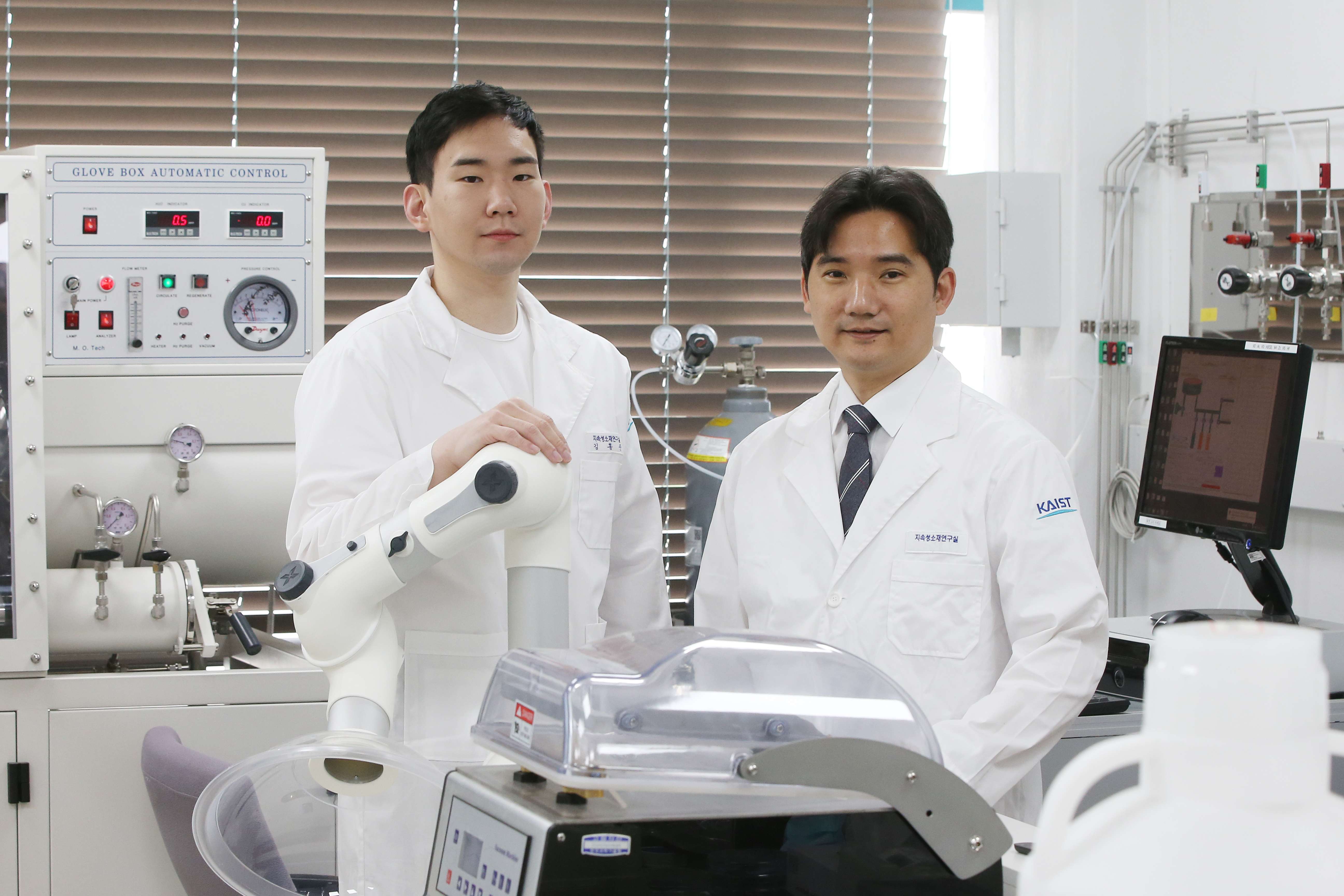 Dr. Hongjun Kim (left) and Professor Seungbum Hong (right)