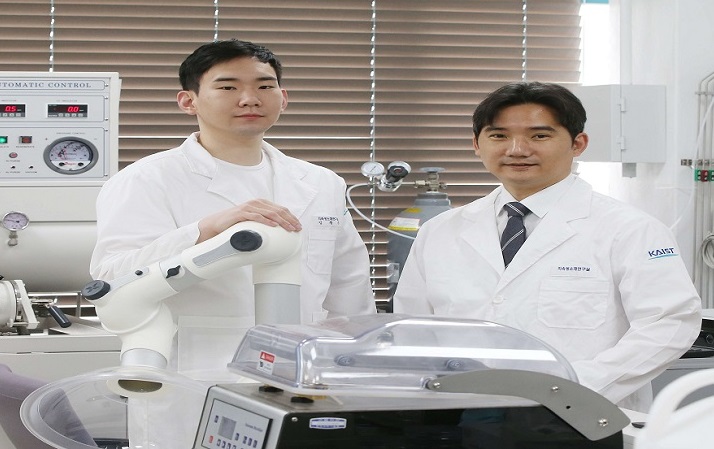 Professor Seungbum Hong (right) and Dr.Hongjun Kim