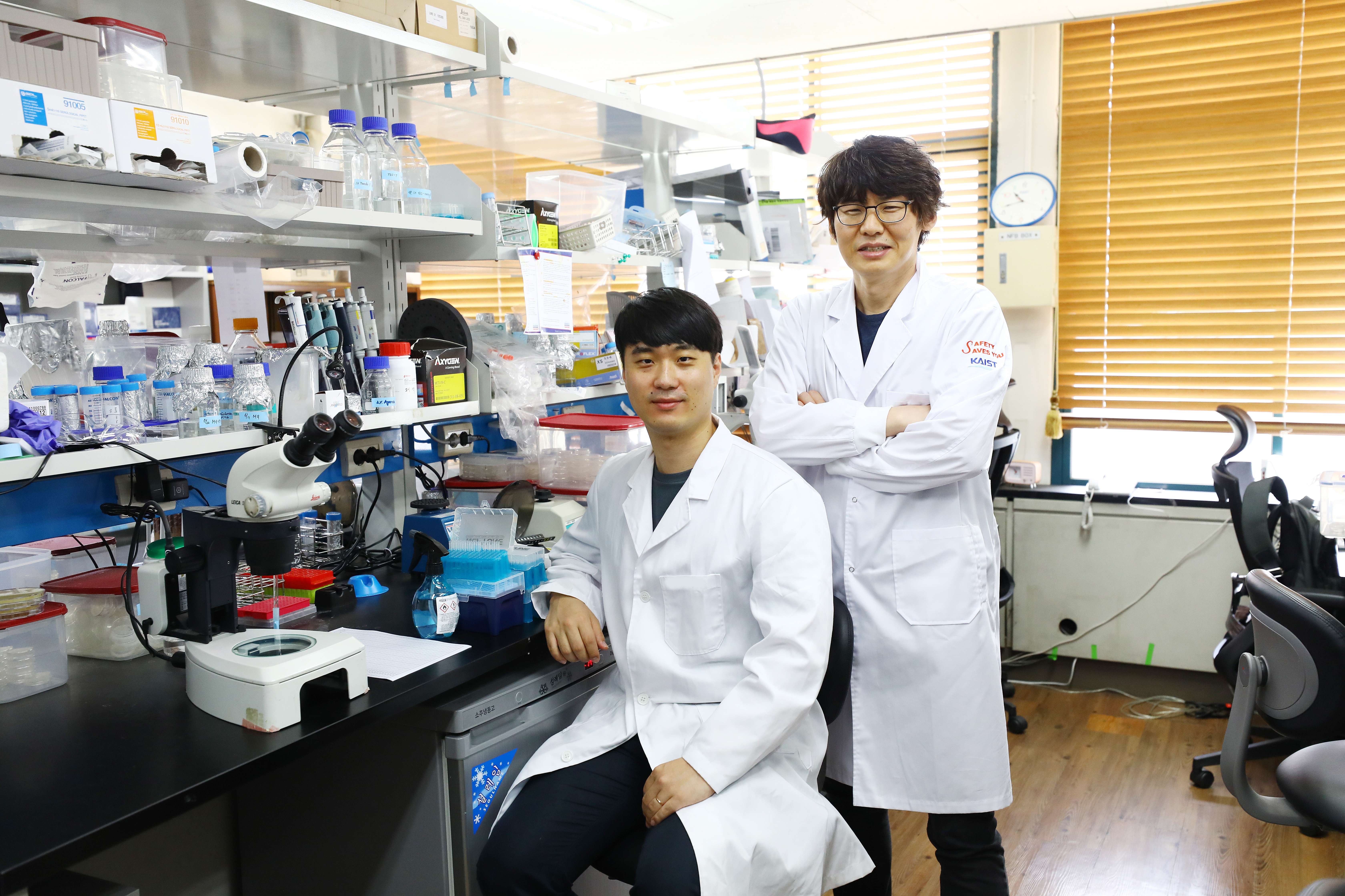 Sangsoon Park (left) and Professor Seung-Jae V. Lee (right)