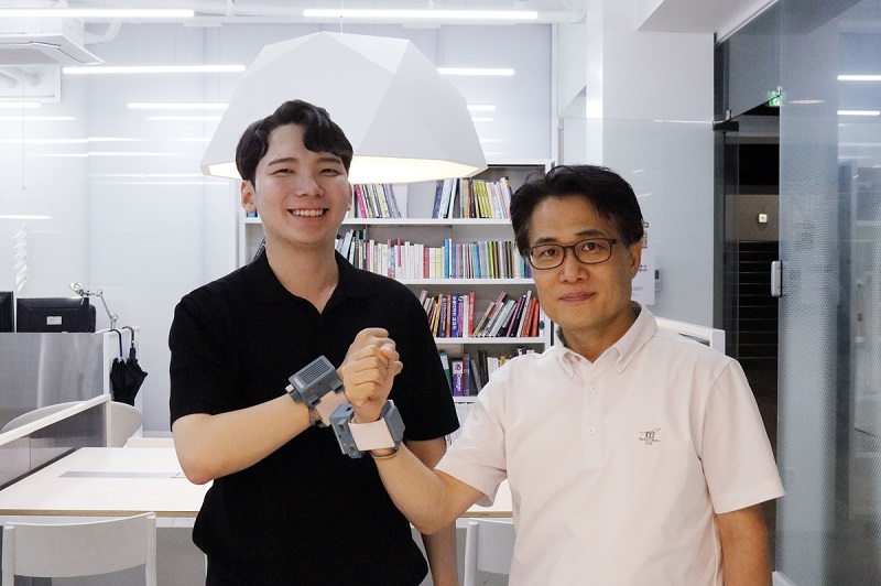(왼쪽부터) 산업디자인학과 홍지우 박사과정, 이우훈 교수