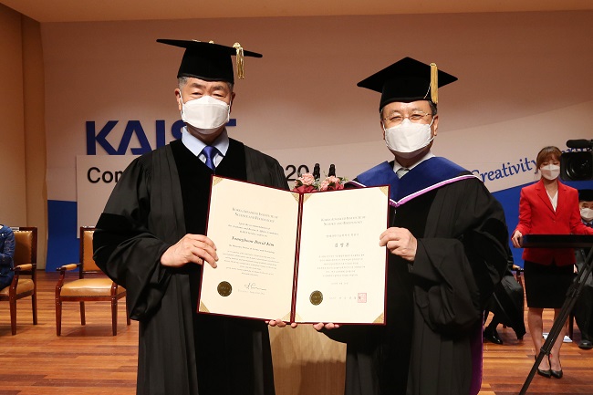KAIST conferred an honorary doctorate degree to Dr. Younghoon David Kim, CEO and Chairman of Daesung Group, in recognition of his lifetime dedication to making innovations in the energy industry.