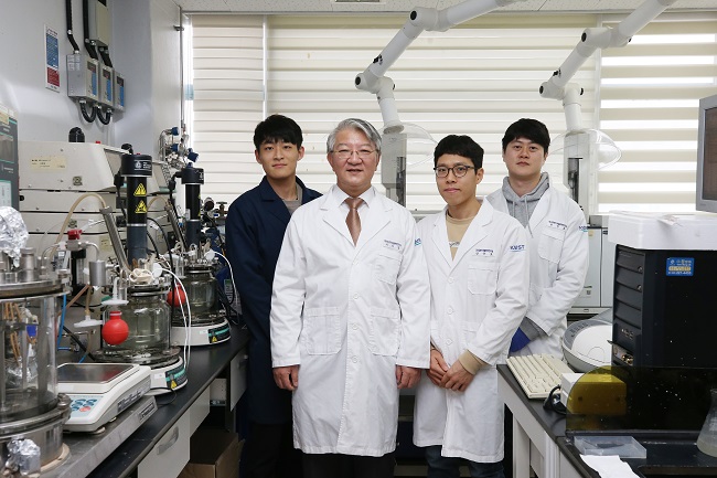 From left Jong An Lee, Distinguished Professor Sang Yup Lee, Dr. Junho Bang, Dr.Jung Ho Ahn.