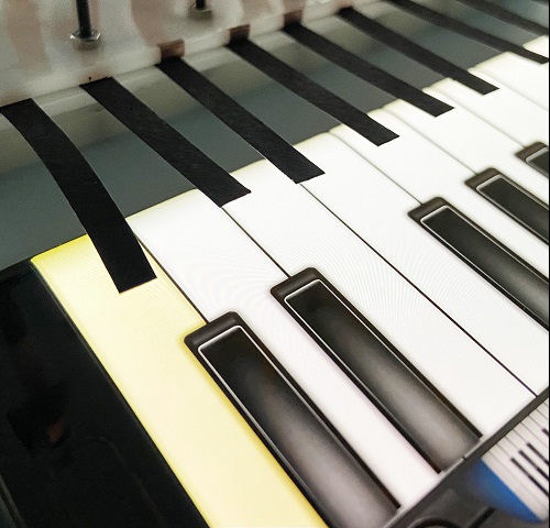 스마트폰 피아노 어플리케이션 위에서 피아노를 연주하는 인공손가락 모습