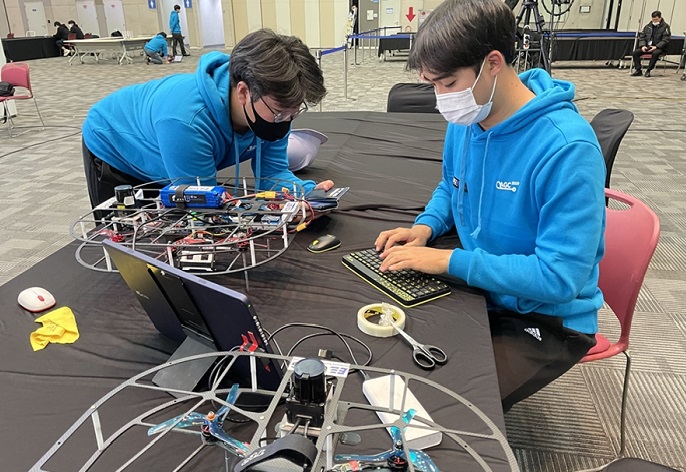 Two PhD candidates, Han-Sob Lee and Bo-Sung Kim make a final touch for the competition. 
