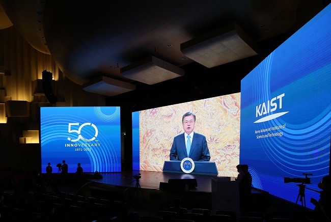President Moon Jae-In said that the dream of KAIST has been the dream of Korea. KAIST is the future of Korea in his congratulatory message during the ceremony.