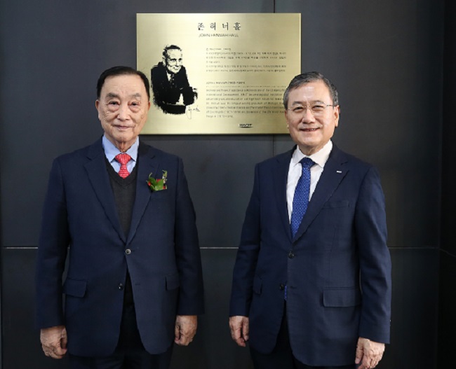 President Shin and Dr.Chung pose at the John Hannah Hall.