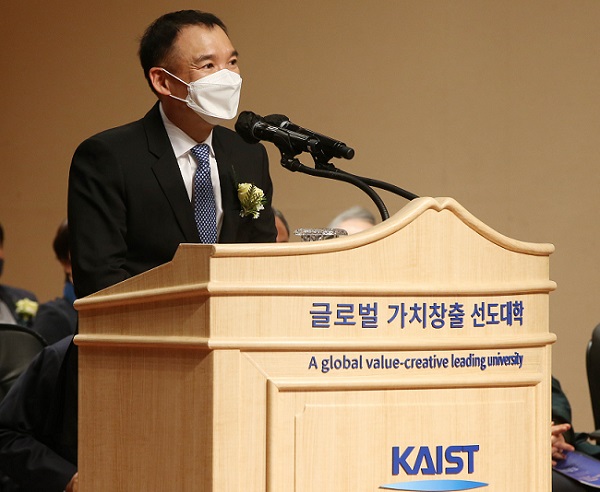 Nexon founder Jung-Ju Kim, former student of President Lee, makes an emotional tribute to his professor during the ceremony.