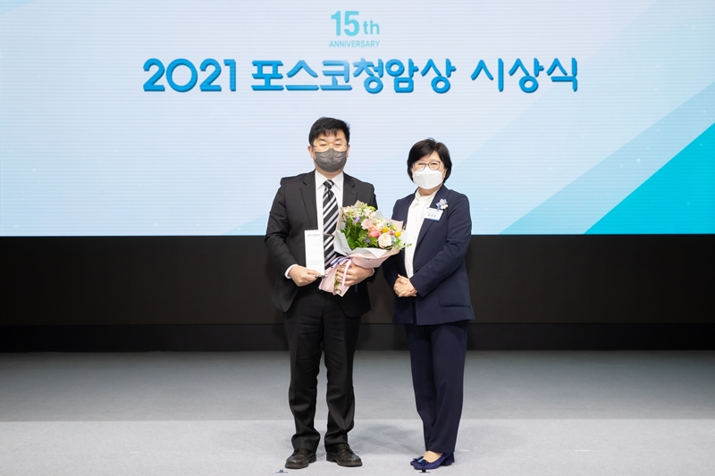 백무현 교수(좌)와 김선욱 포스코청암재단 이사장