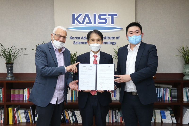 Founder and Chairman Yigal Erlich (left), President Kwang Hyung Lee, and Head of Asia Pacific Won-Jae Lee (right)