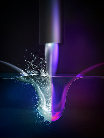 그림 1. 기체 제트의 이온화를 통한 액체 표면의 안정화를 묘사한 삽화