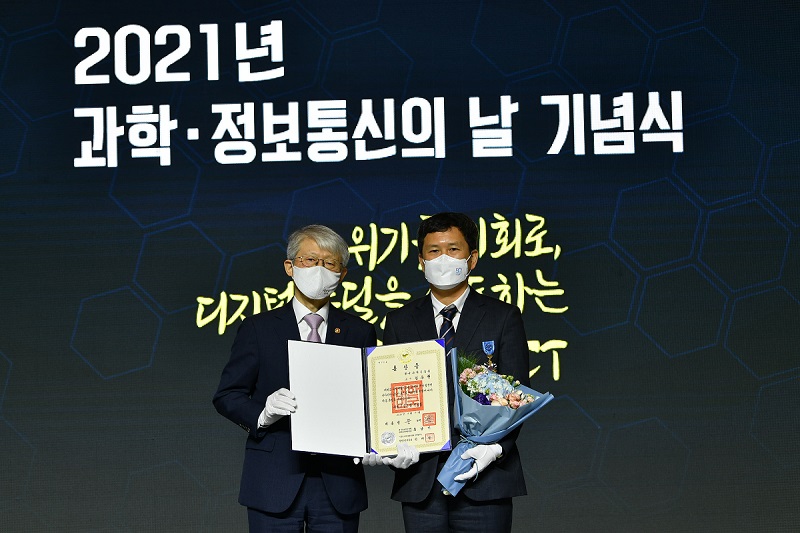 (왼쪽부터) 최기영 과학기술정보통신부 장관, 물리학과 김용현 교수