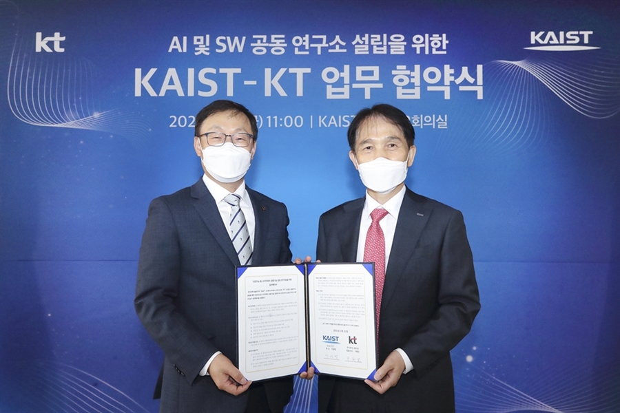  KT 구현모 대표(왼쪽)와 KAIST 이광형 총장이 엠오유 체결 후 기념사진을 찍고 있다