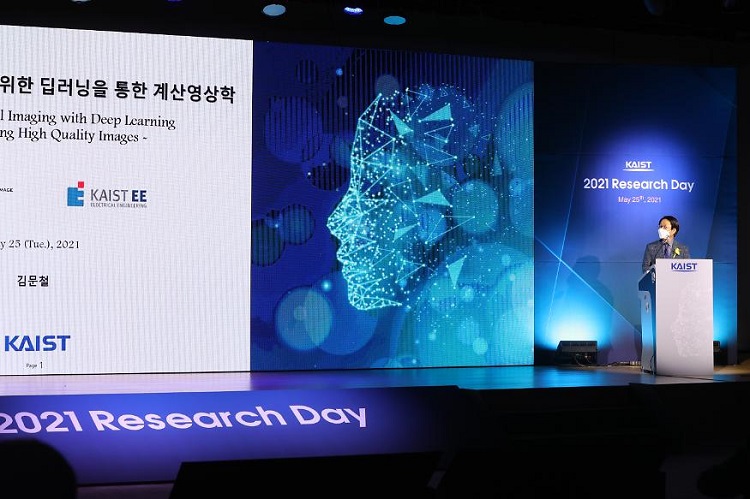 Professor Munchurl Kim, the awardee of the Research of the Year gives a lecture on 