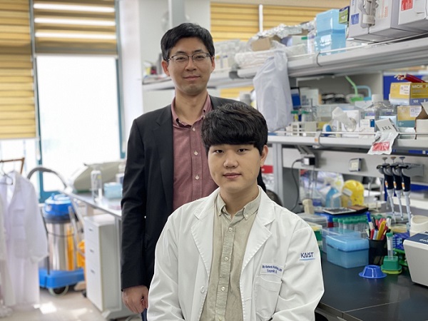 Professor Yoosik Kim and PhD candidate Yongsuk Ku