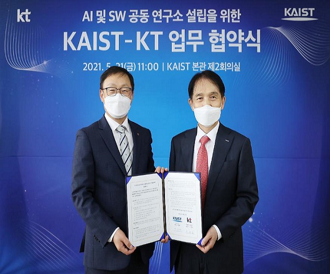 President Kwang Hyung Lee (right) and KT CEO Hyeon-Mo Ku signed the agreement to launch the AI and SW Research Center in Daejeon.