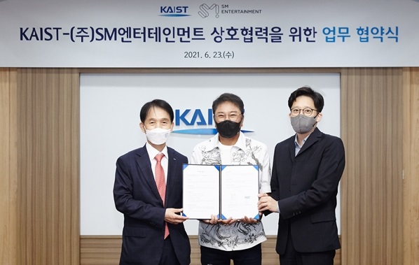 KAIST President Kwang Hyung Lee and SM Entertainment Founder and Chief Executive Producer Soo-Man Lee signed an MOU on joint research of the metaverse.