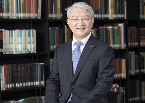 Distinguished Professor Lee