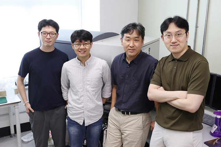 (왼쪽부터) KAIST 이기종 박사과정, KAIST 고준영 박사과정, KAIST 박수형 교수, 지놈인사이트 이정석 박사