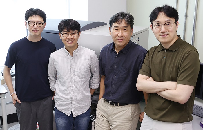 PhD candidate Kijong Yi, PhD candidate June-Young Koh, Professor Su-Hyung Park, and Dr. Jeong Seok Lee (from left)