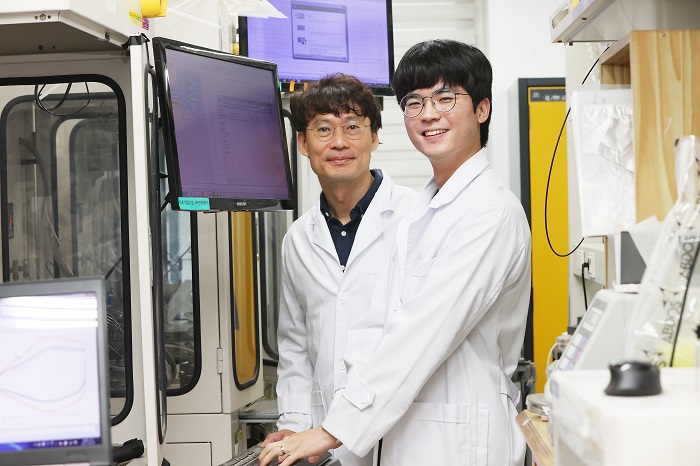 (왼쪽부터) 김희탁 교수, 권혁진 박사과정