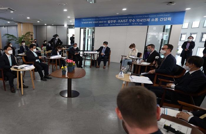 Minister of Justice Beom Kye Park met with international students and faculty members on October 29 at the campus to discuss immigration difficulties.
