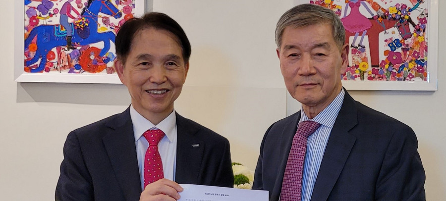 President Lee (left) and Chairman Bae pose after signing an MOU to open a New York campus last week.