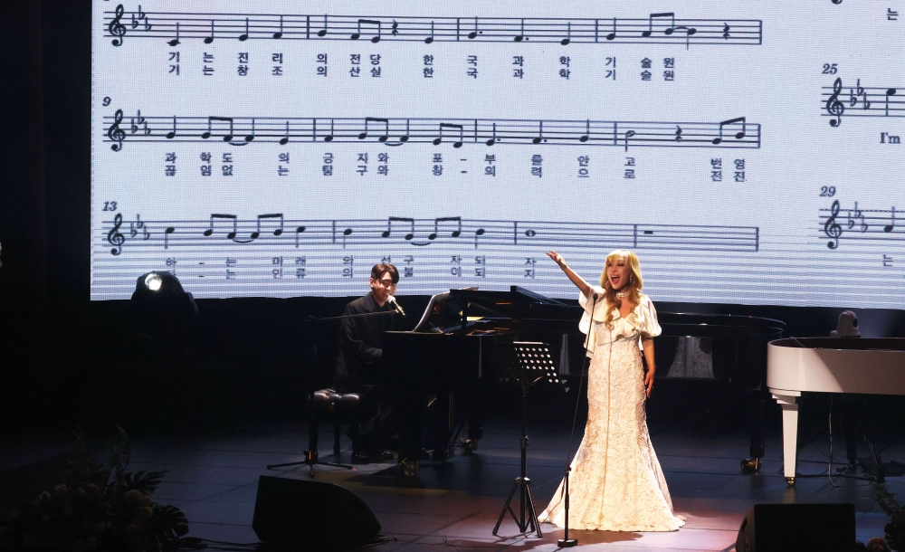 Soprano Sumi Jo, Distinguinshef Visiting Scholar at the Graduate School of Culture Technology performs at the special concert on January 6.